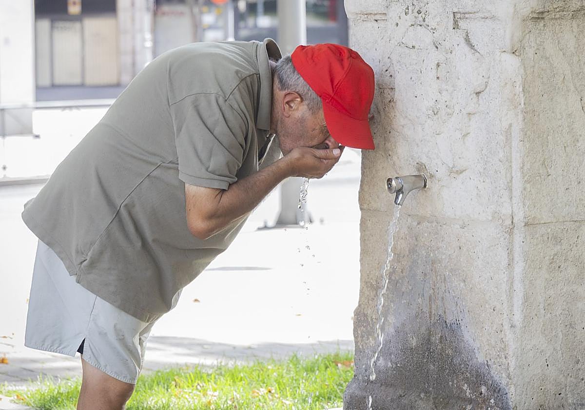 Un hombre se refresca este martes por la mañana en Valladolid.