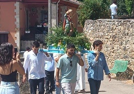 Los vecinos portan la imagen del patrón a hombros en la procesión en Gramedo.