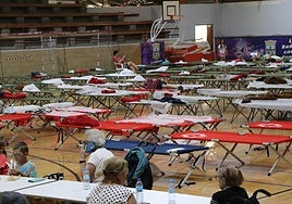 Varios vecinos de los municipios cercanos a La Bañeza en el polideportivo.