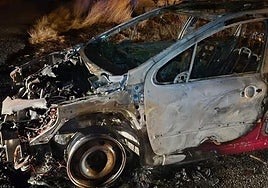Estado en que quedó el coche incendiado.