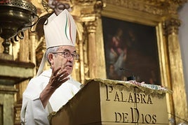 El arzobispo de Valladolid, Luis Argüello, acude a la última misa de las Descalzas Reales.