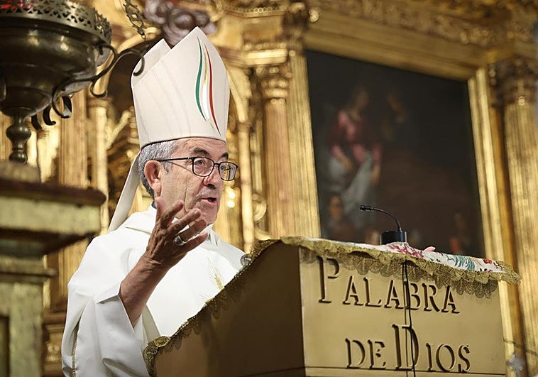 El arzobispo de Valladolid, Luis Argüello, acude a la última misa de las Descalzas Reales.