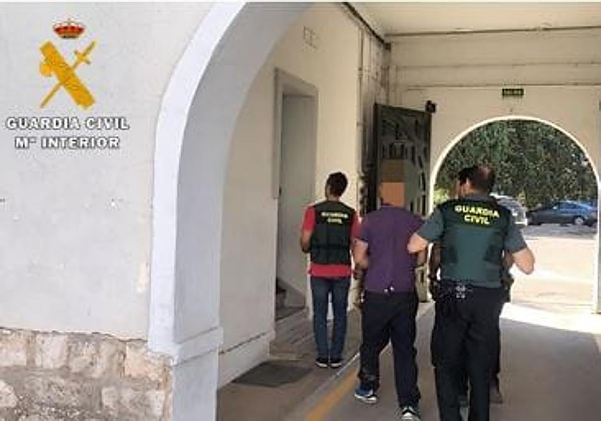 Traslado del detenido a las dependencias de la Guardia Civil.