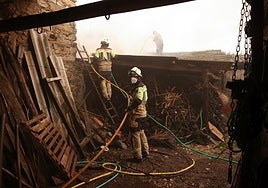 Los bomberos tratan de sofocar un fuego en una vivienda de la localidad zamorana de Abejera.