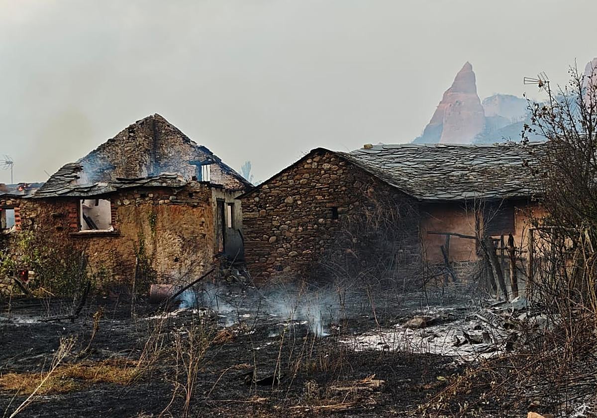 Casas afectadas por el incendio en Médulas.