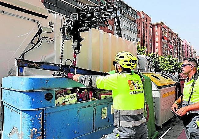 Recogida con el camión pluma en la avenida Cardenal Cisneros.