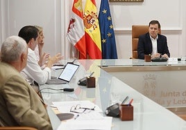 Mañueco reunido con el Ejecutivo autonómico para avanzar con la reconstrucción tras los incendios en Castilla y León.