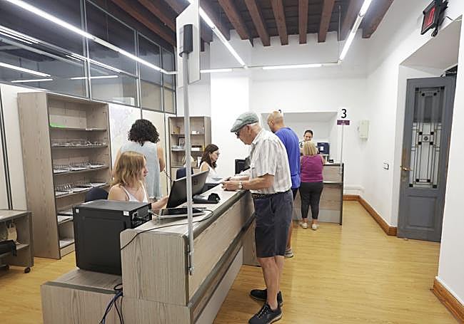 Vecinos recogen sus recibos en San Benito.