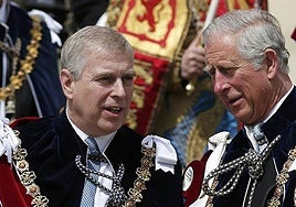 El Príncipe Andrés junto al Rey Carlos III.