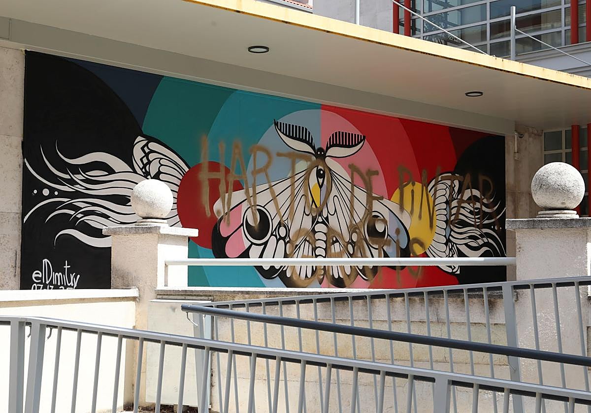 El mural de elDimitry ha amanecido con un acto vandálico este miércoles.
