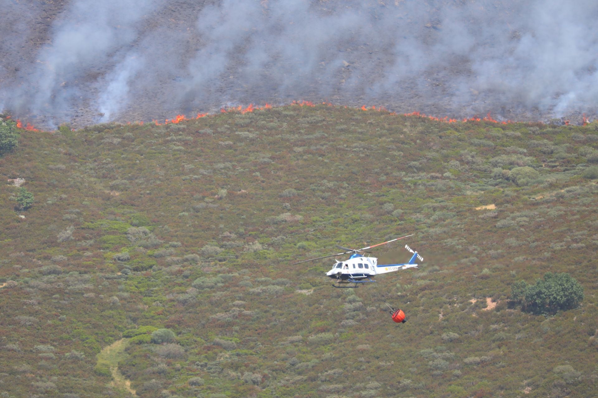 El fuego, de cerca en Peña Carazo, en la Montaña Palentina