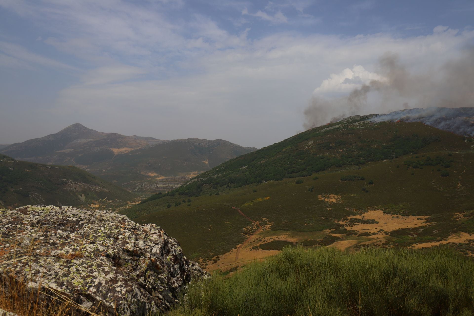 El fuego, de cerca en Peña Carazo, en la Montaña Palentina