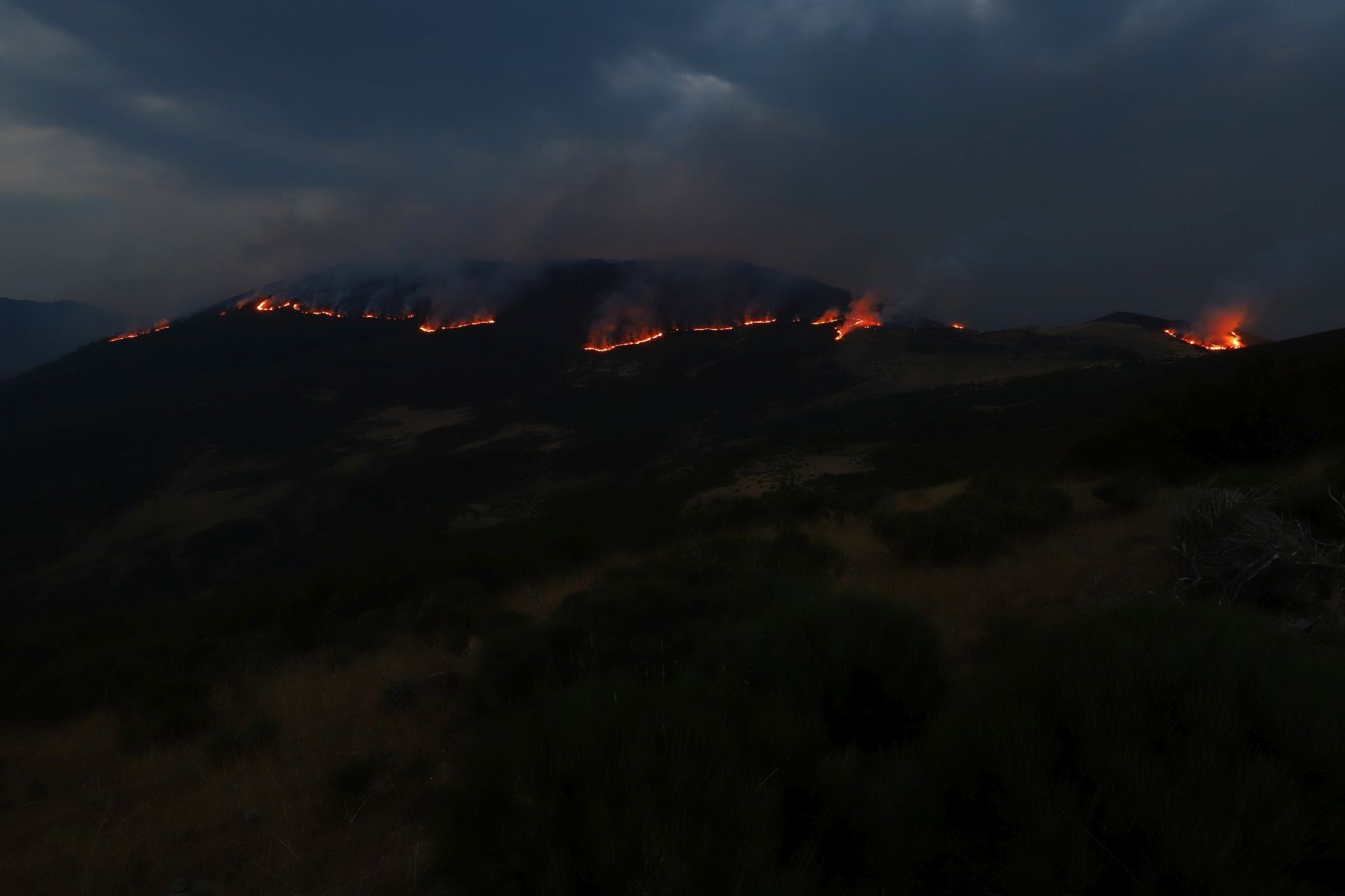 El fuego, de cerca en Peña Carazo, en la Montaña Palentina