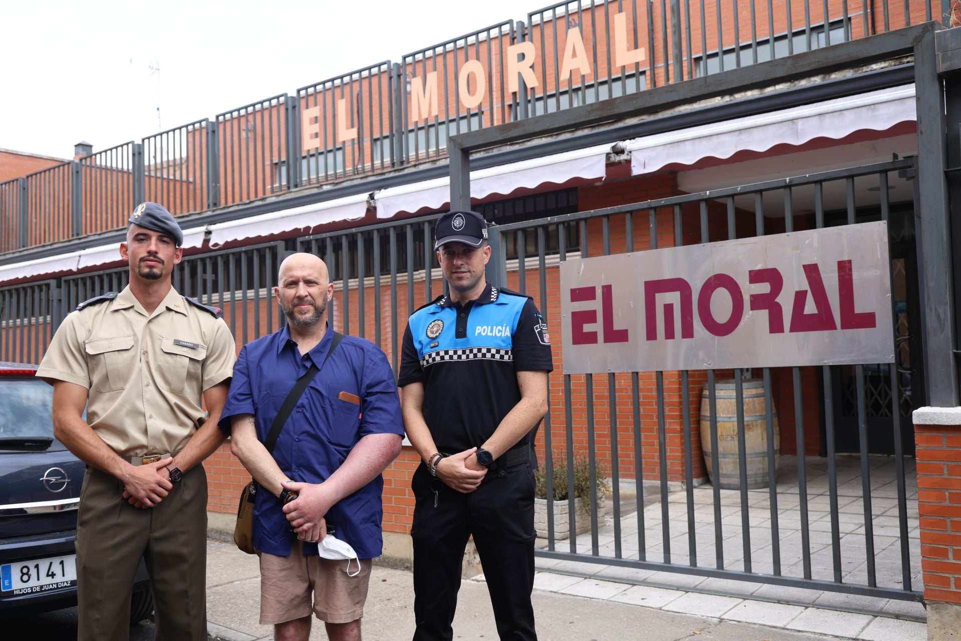 Las imágenes del homenaje de Cigales a un policía y a un militar por «resucitar» a un vecino
