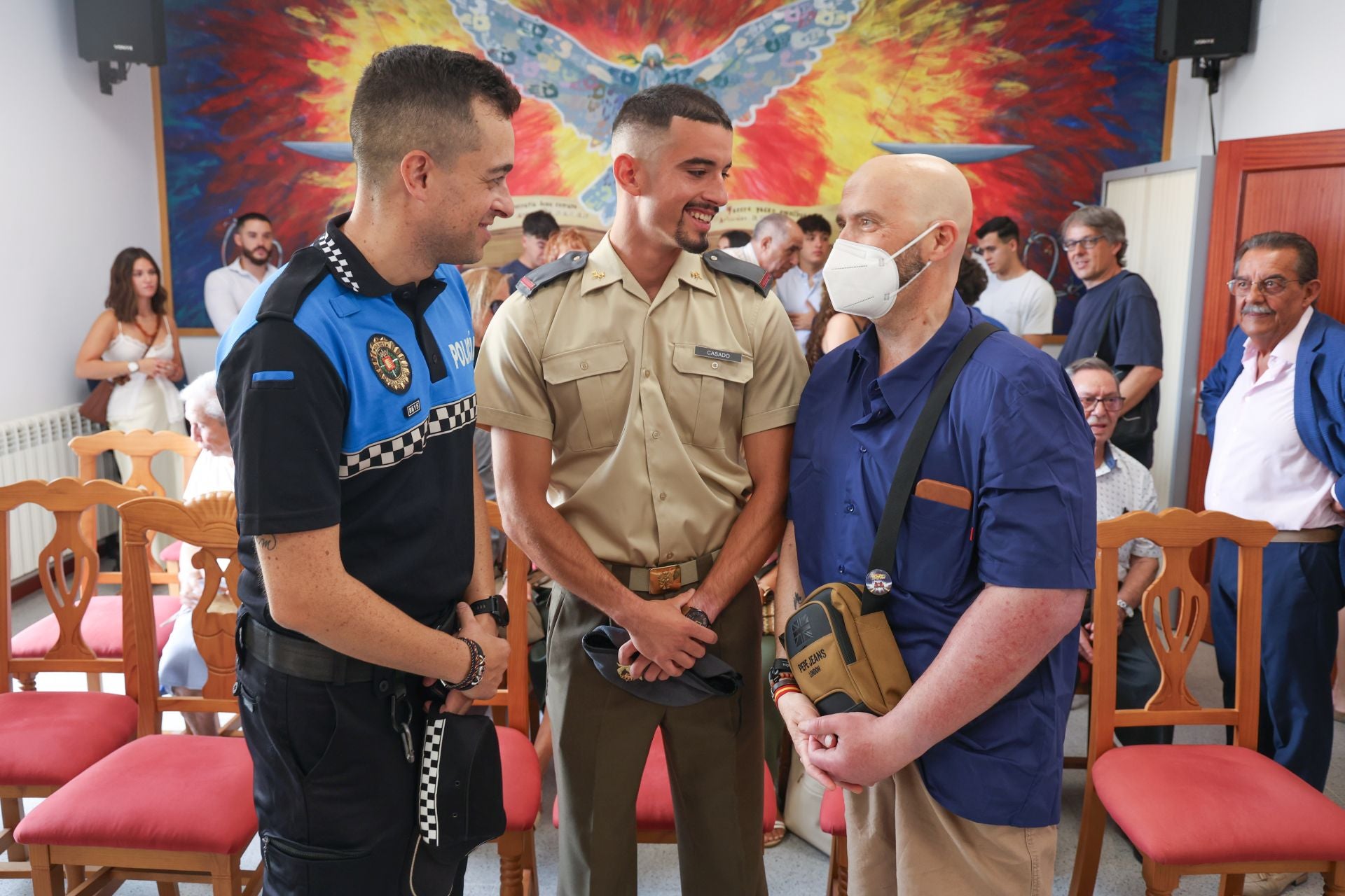 Las imágenes del homenaje de Cigales a un policía y a un militar por «resucitar» a un vecino