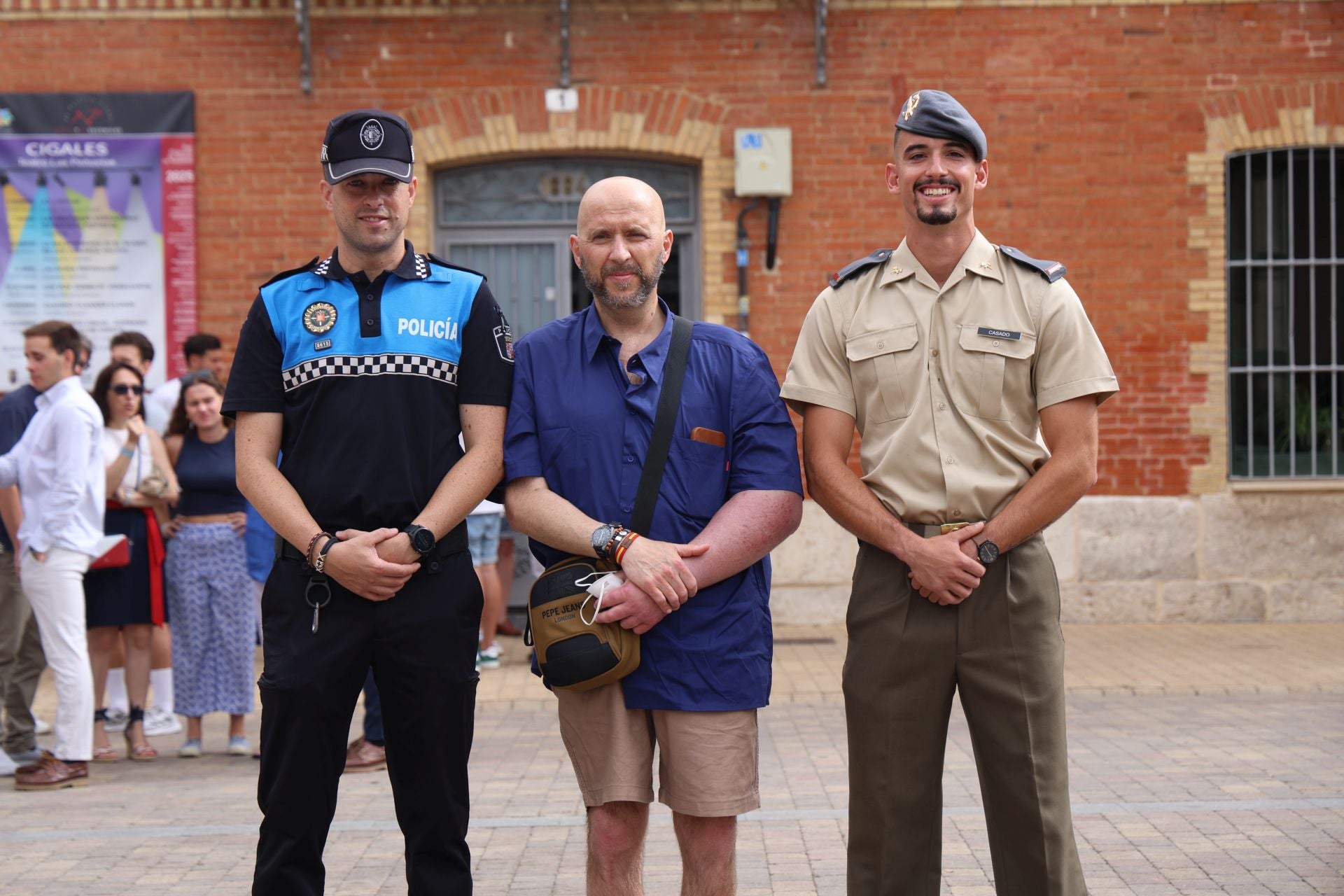 Las imágenes del homenaje de Cigales a un policía y a un militar por «resucitar» a un vecino