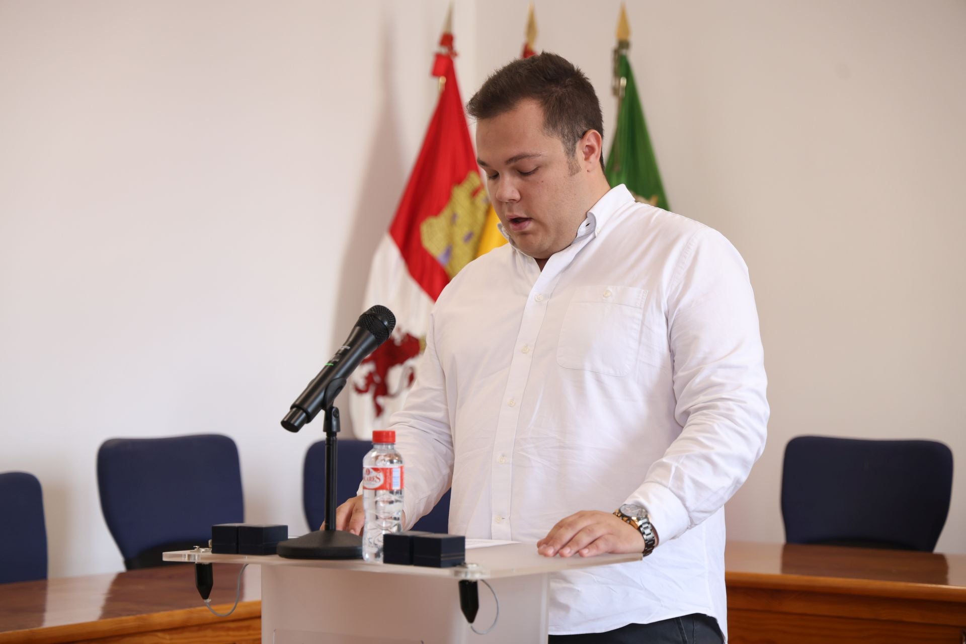 Las imágenes del homenaje de Cigales a un policía y a un militar por «resucitar» a un vecino