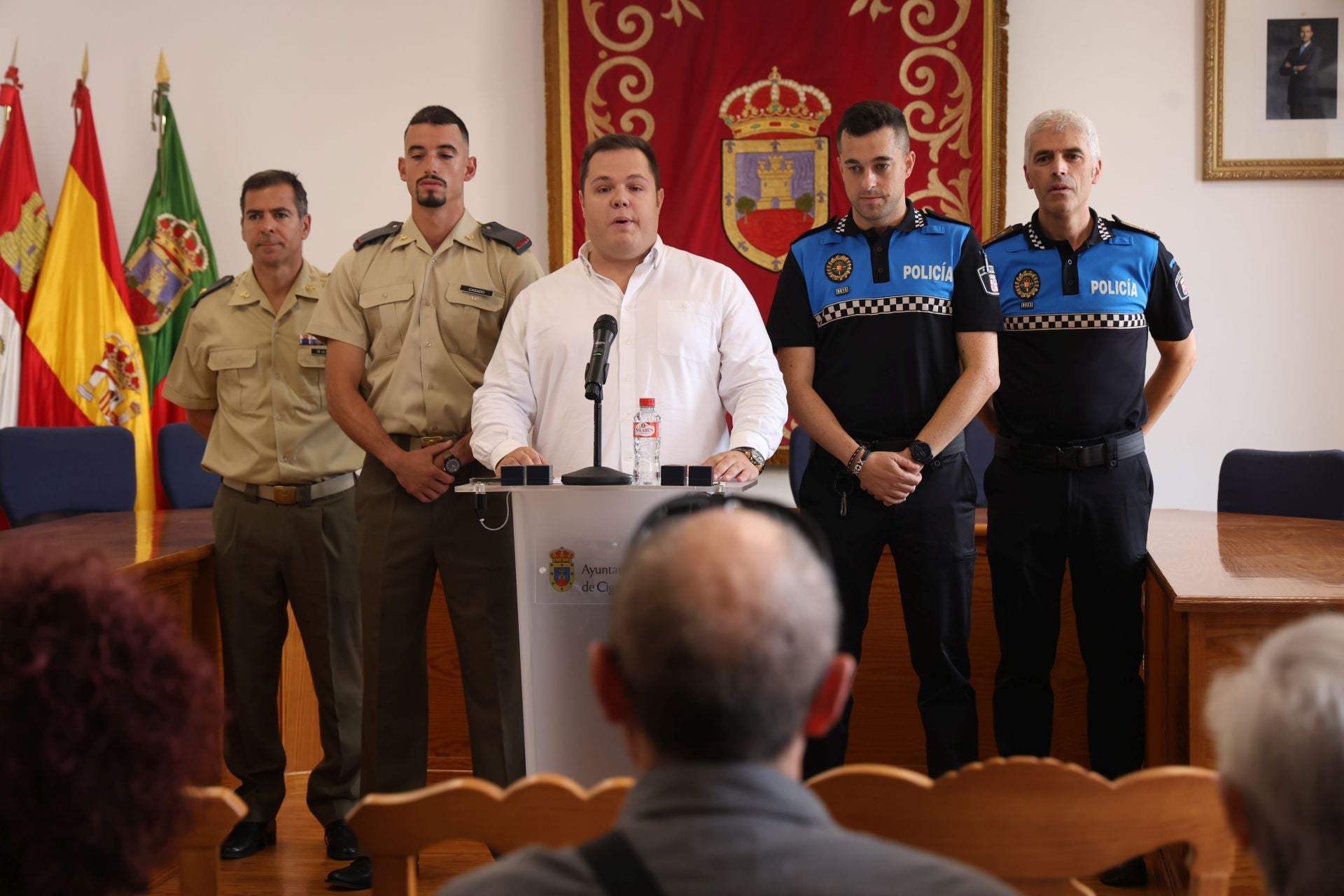 Las imágenes del homenaje de Cigales a un policía y a un militar por «resucitar» a un vecino