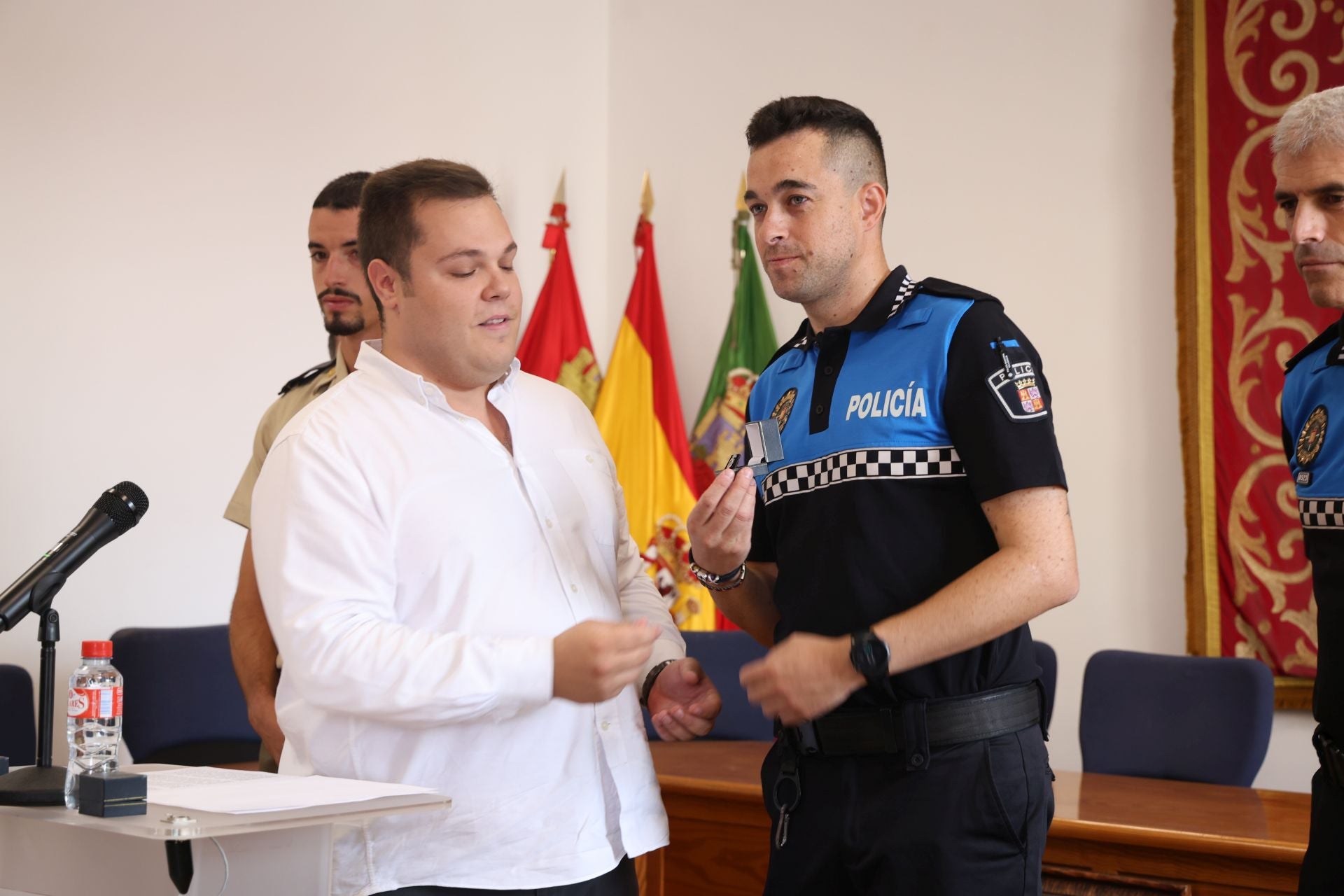 Las imágenes del homenaje de Cigales a un policía y a un militar por «resucitar» a un vecino