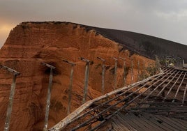 Imagen del mirador de Orellán devorado por las llamas.