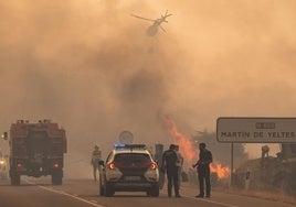 Bomberos y Guardia Civil en el incendio de Martín de Yeltes.
