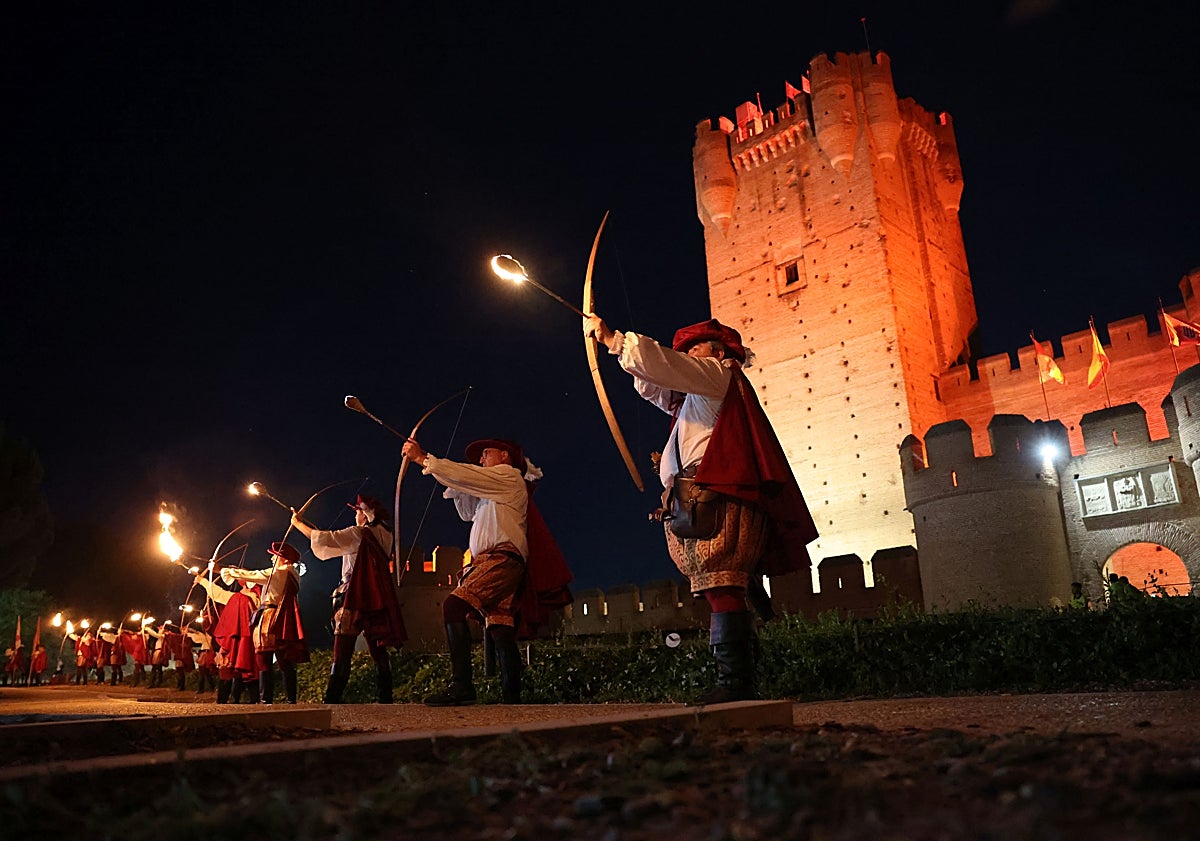 Imagen principal - Arqueros de Corps, torneo de caballeros y asistentes al mercado de Medina del Campo.