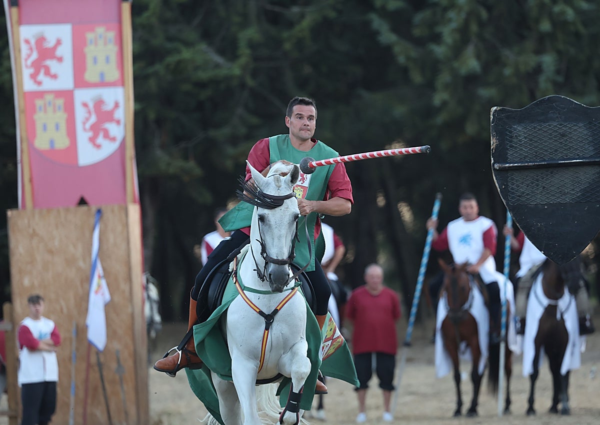 Imagen secundaria 1 - Arqueros de Corps, torneo de caballeros y asistentes al mercado de Medina del Campo.