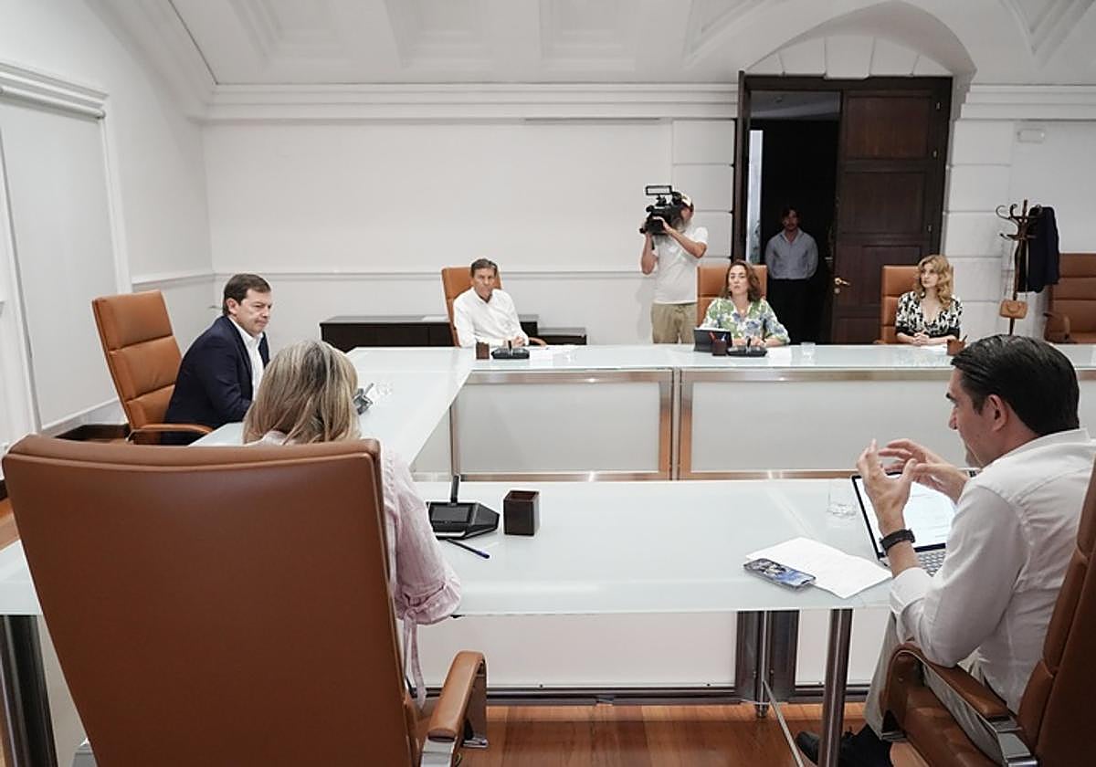 Reunión del presidente de la Junta con su Ejecutiva por los incendios de la región.