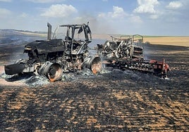 Tractor y empacadora calcinados por el incendio.