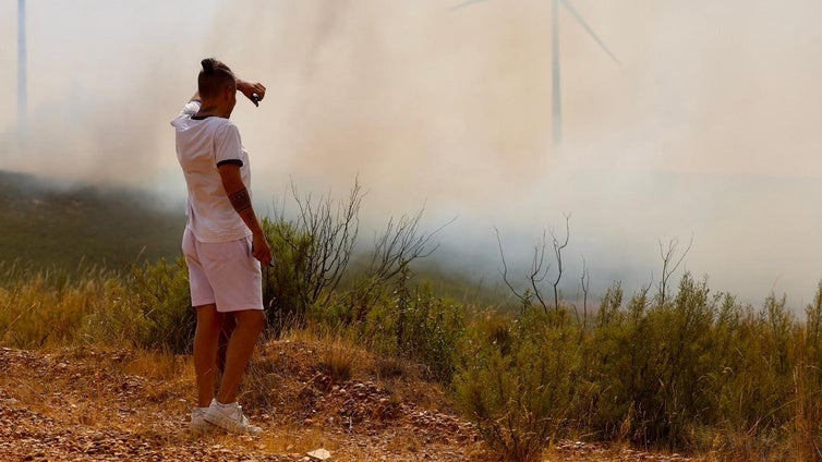 Un vecino de la localidad observa el incendio