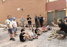 Los técnicos explican el significado de algunas piedras al público en Santibáñez.