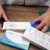 Una farmacéutica saca un muestrario de test para detectar si se está infectado de covid-19.