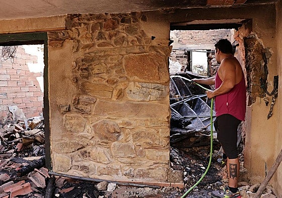 Uno de los vecinos de Carracedo vuelve a su casa cuando ya ha pasado el incendio.