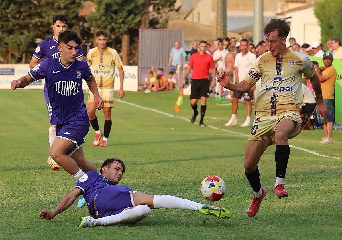 Ruly se lanza al suelo para cortar el avance de Javi Hernández en el partido de ayer entre el Becerril y el Palencia Cristo.