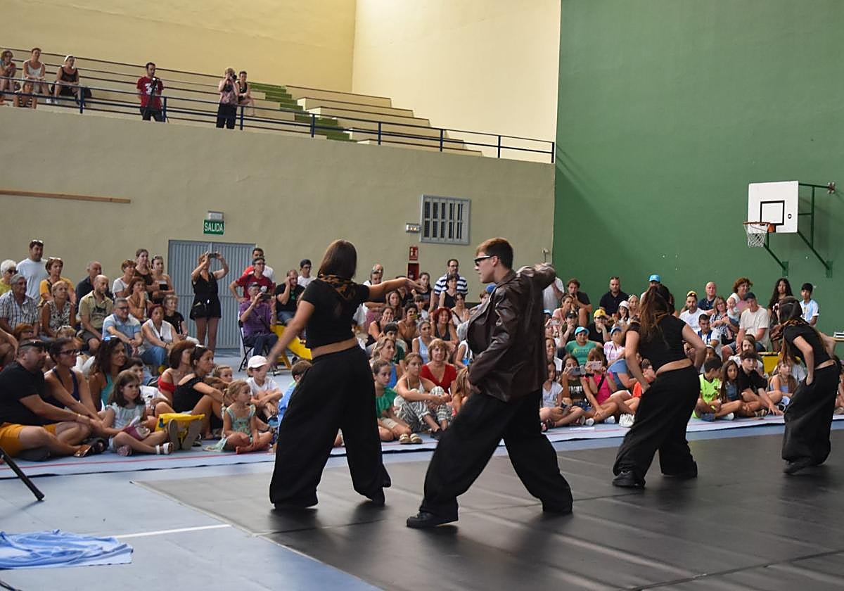 El calor lleva el festival ARCA de Aguilar al polideportivo