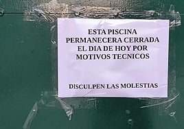Cartel informativo a la entrada de las piscinas de Guardo.