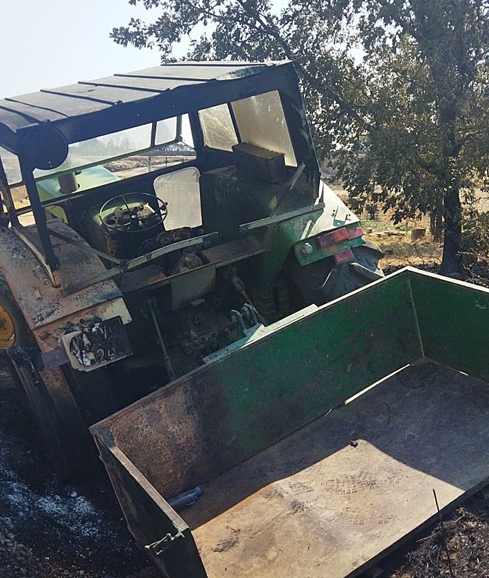 Imagen secundaria 2 - El tractor de la persona que huía del fuego y la tubería en la que se refugió.
