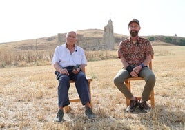 Merende la Rosa y Carmelo Pérez, antiguos colonos, frente a lo poco que queda de Almaraz