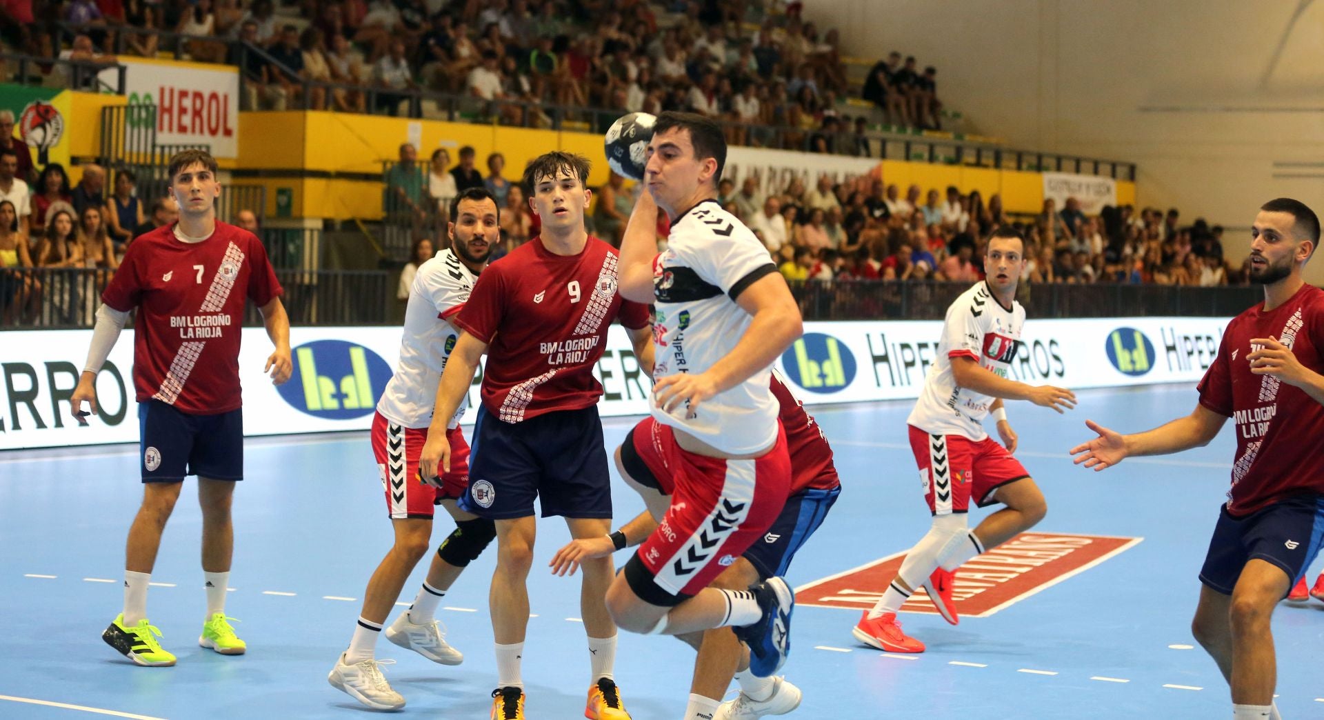 Fotos del amistoso entre el Balonmano Nava y el Balonmano Logroño