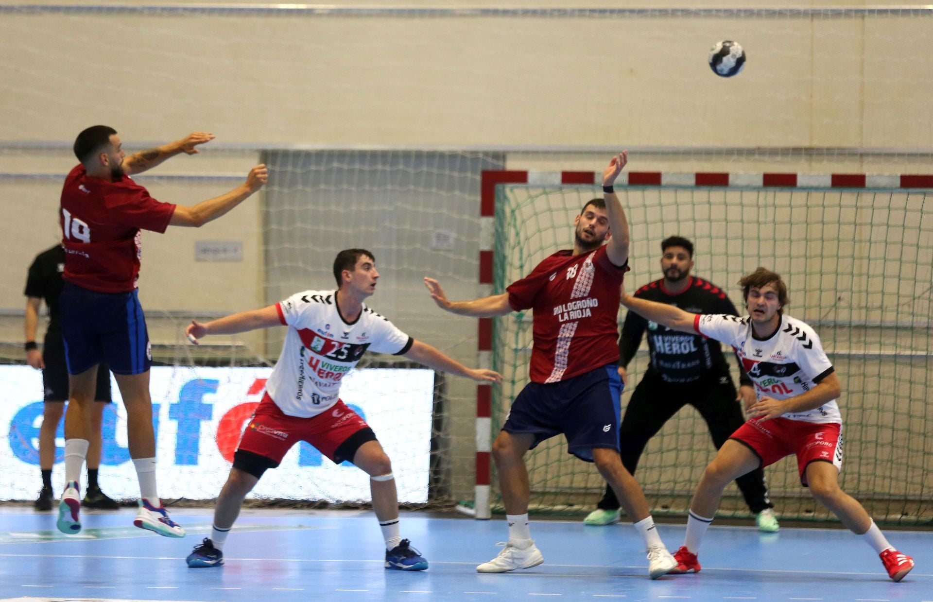 Fotos del amistoso entre el Balonmano Nava y el Balonmano Logroño
