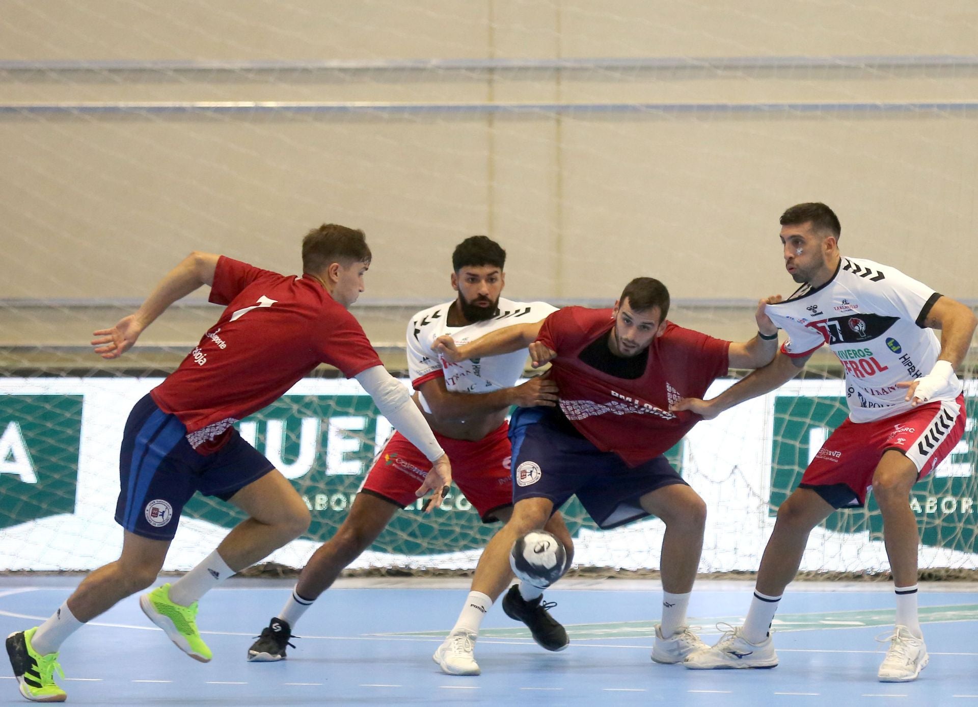 Fotos del amistoso entre el Balonmano Nava y el Balonmano Logroño