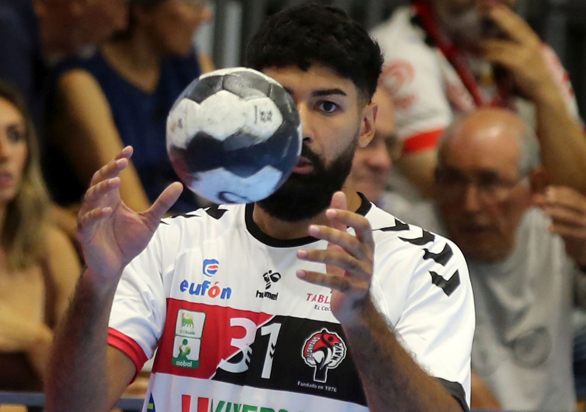 Fotos del amistoso entre el Balonmano Nava y el Balonmano Logroño