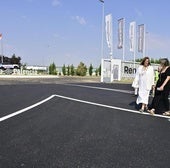 La presidenta de la Diputación, Ángeles Armisén, en la visita a la carretera en reforma, junto a la factoría de Renault Palencia.