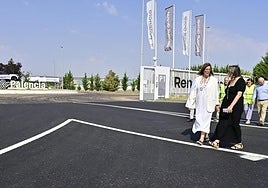 La presidenta de la Diputación, Ángeles Armisén, en la visita a la carretera en reforma, junto a la factoría de Renault Palencia.