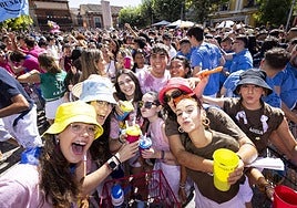 Los peñistas de Tudela de Duero, después del chupinazo del año pasado y antes de comenzar el desfile.