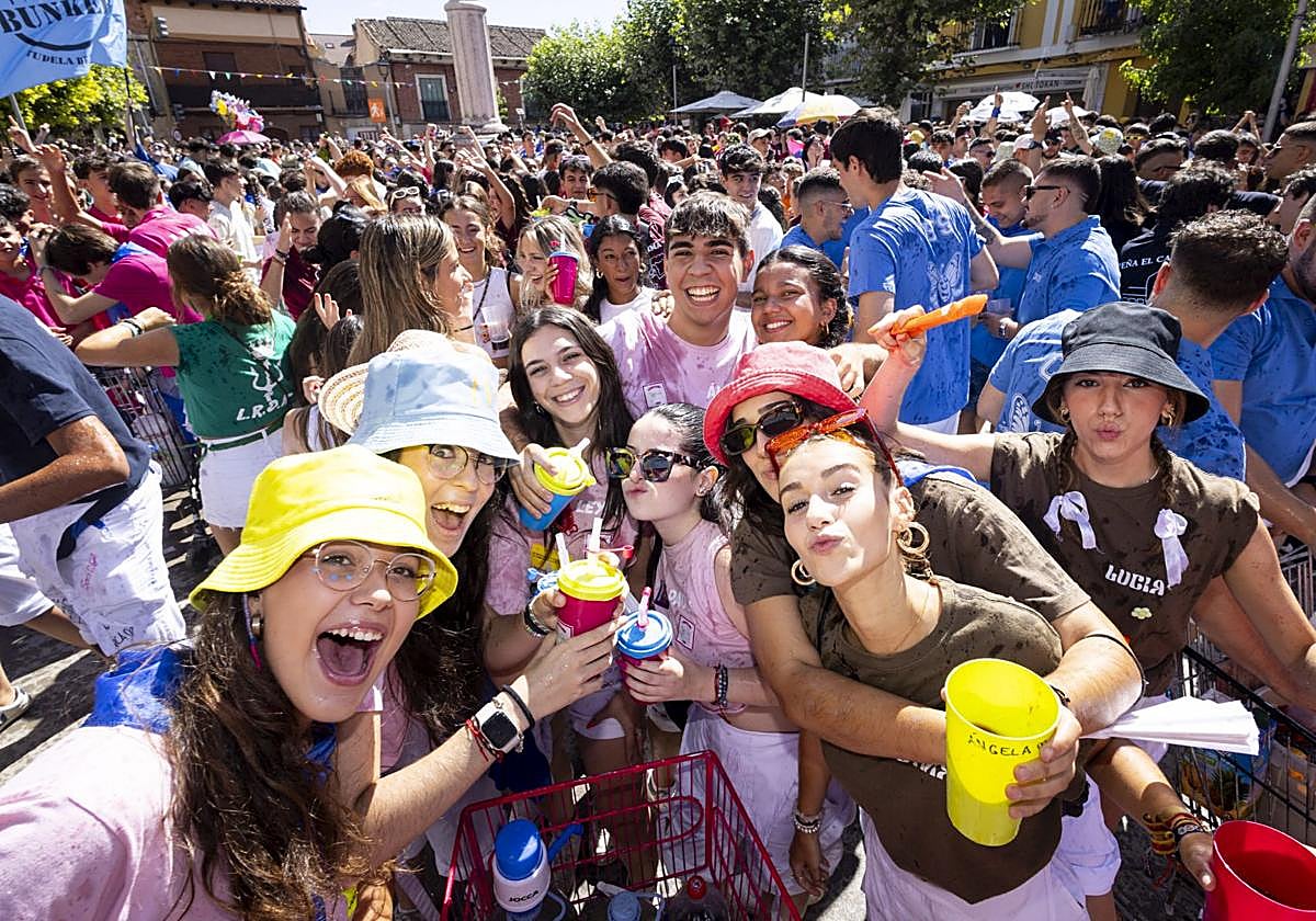 Los peñistas de Tudela de Duero, después del chupinazo del año pasado y antes de comenzar el desfile.