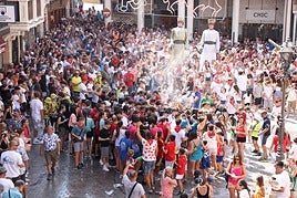 Los peñistas lanzan agua tras el chupinazo inicial en Peñafiel.