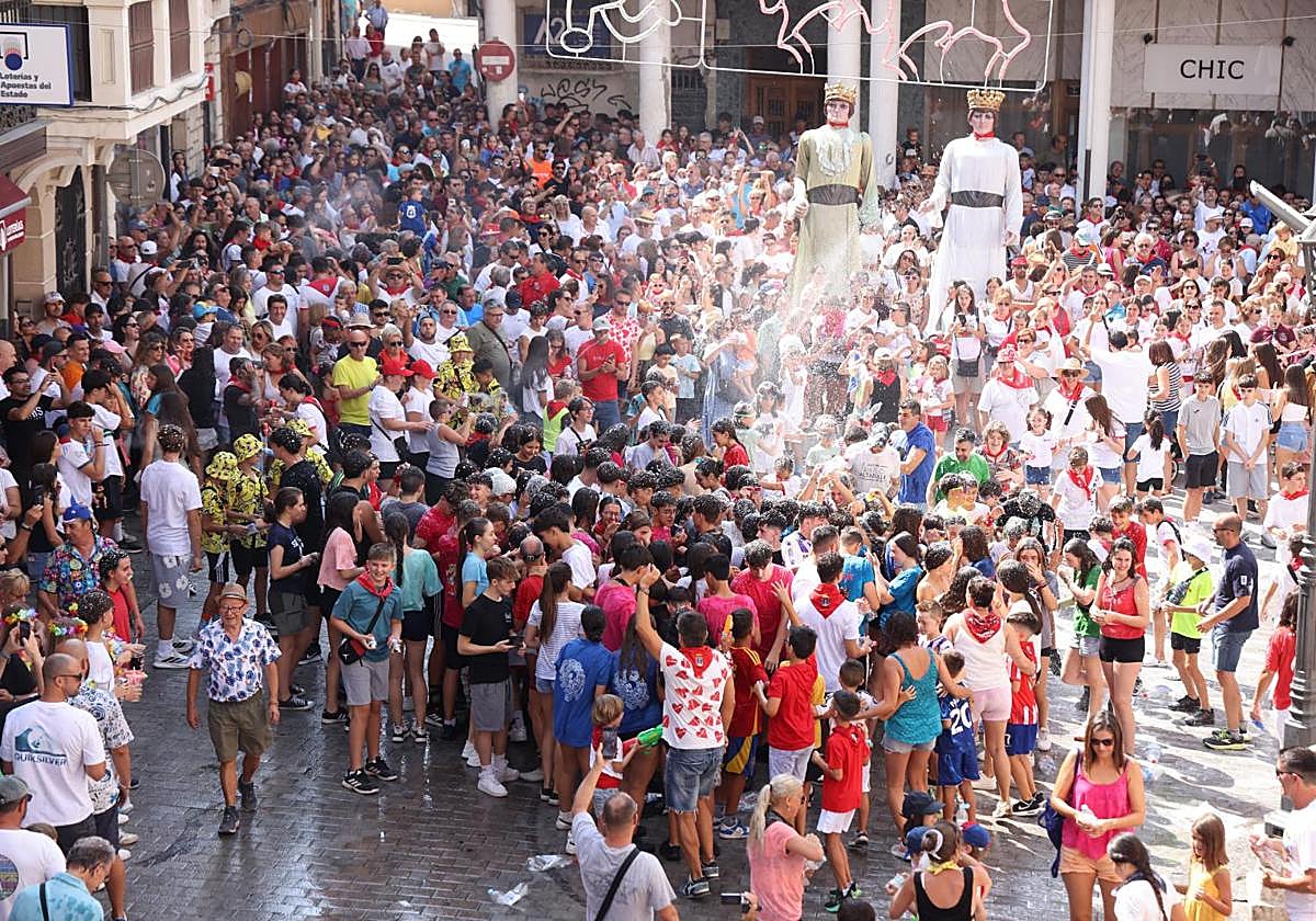 Los peñistas lanzan agua tras el chupinazo inicial en Peñafiel.