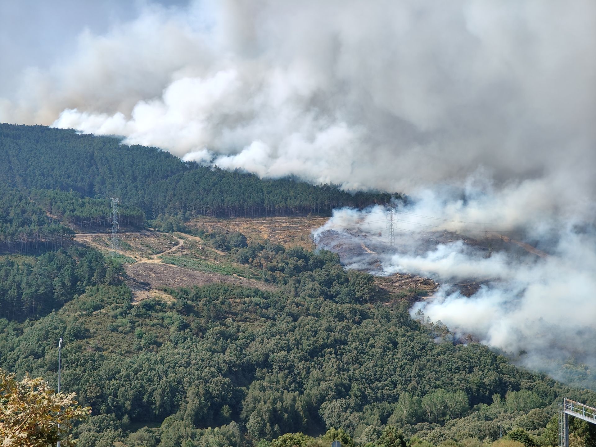 El incendio afecta la frontera entre Castromil, en la provincia de Zamora y Galicia