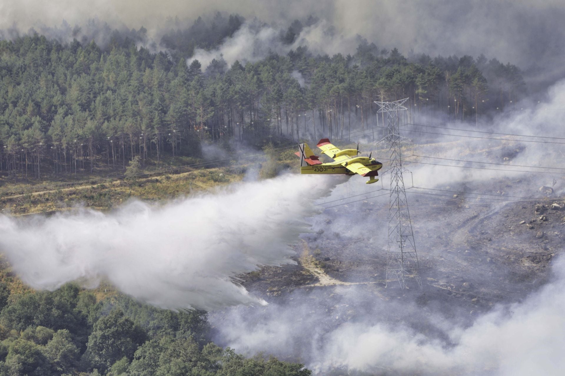El incendio afecta la frontera entre Castromil, en la provincia de Zamora y Galicia